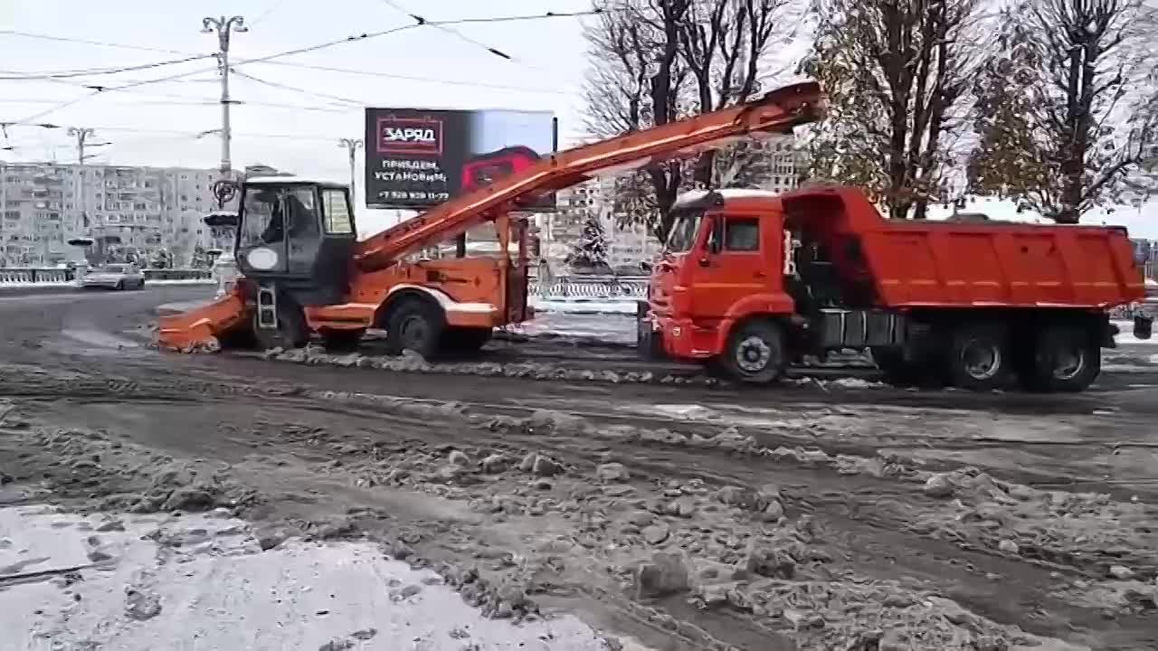 Для оперативной уборки снега с дорог Владикавказа привлечены лаповые снегопогрузчики