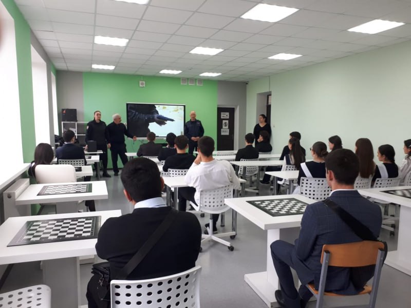 В высокогорном районе Северной Осетии полицейские и ветераны организовали для школьников Урок мужества «Здесь орден мужества надет на грудь земли» В высокогорном районе Северной Осетии полицейские и ветераны организовали для школьников Урок мужества «Здесь орден мужества надет на грудь земли»