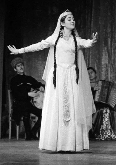 АЦЫ ДУНЕМ РАЙГУЫРД КАФЫНМ. Ирон кафты дсны, хореограф, УСФСР-йы адмон артистк, хореограф, педагог Байаты Альбинйы райгуырдыл ххст кны 84 азы Йе ‘рыгон бонтй фстм Ирыстонн йе стыр аивадй чи балггад кодта, уыдоны курдиатджындр... АЦЫ ДУНЕМ РАЙГУЫРД КАФЫНМ. Ирон кафты дсны, хореограф, УСФСР-йы адмон артистк, хореограф, педагог Байаты Альбинйы райгуырдыл ххст кны 84 азы Йе ‘рыгон бонтй фстм Ирыстонн йе стыр аивадй чи балггад кодта, уыдоны курдиатджындр...