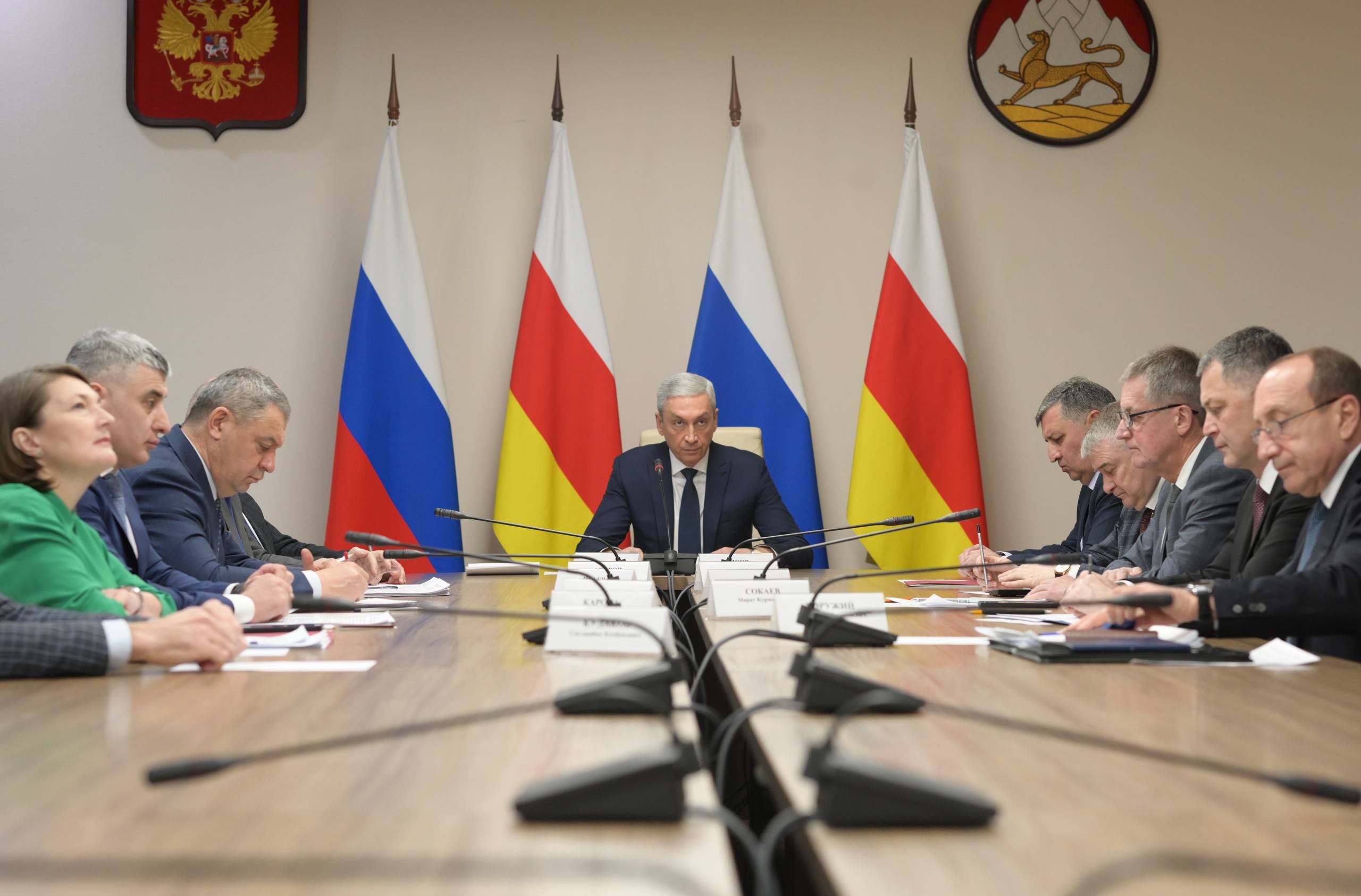 Председатель Правительства РСО – Алания Борис Джанаев провел аппаратное совещание, на котором, в частности, поставил задачу перед руководителями ведомств и служб организовать и проконтролировать работу в новогодние праздники