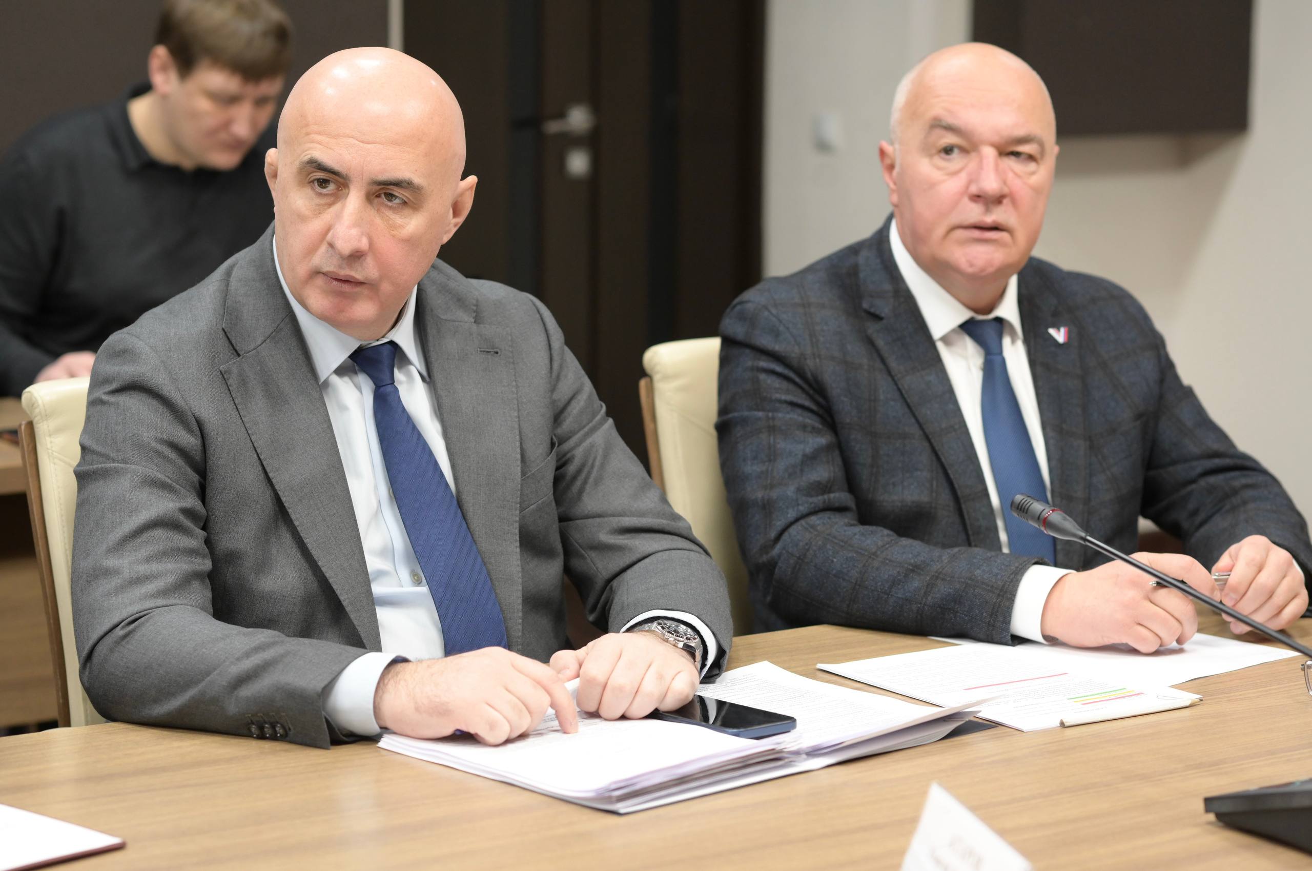 Председатель Правительства РСО – Алания Борис Джанаев провел аппаратное совещание, на котором, в частности, поставил задачу перед руководителями ведомств и служб организовать и проконтролировать работу в новогодние праздники Председатель Правительства РСО – Алания Борис Джанаев провел аппаратное совещание, на котором, в частности, поставил задачу перед руководителями ведомств и служб организовать и проконтролировать работу в новогодние праздники