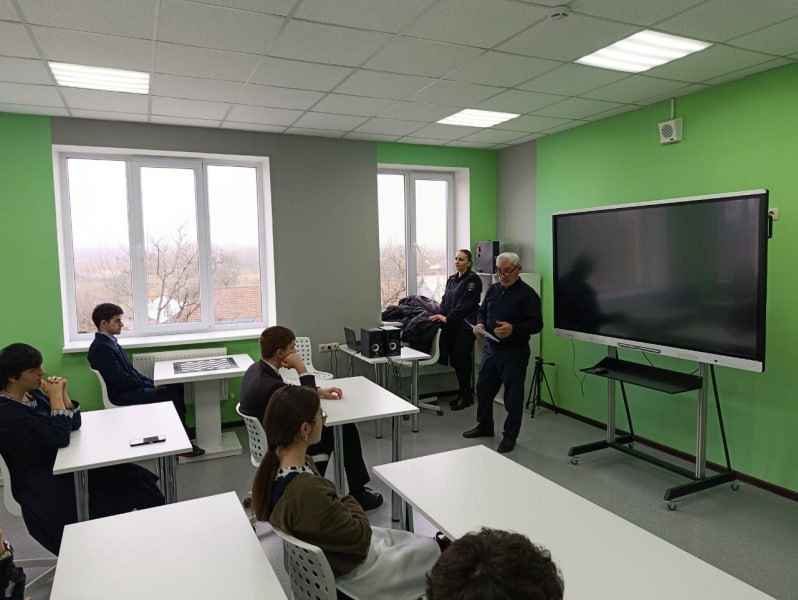 В высокогорном районе Северной Осетии полицейские и ветераны организовали для школьников Урок мужества «Здесь орден мужества надет на грудь земли»