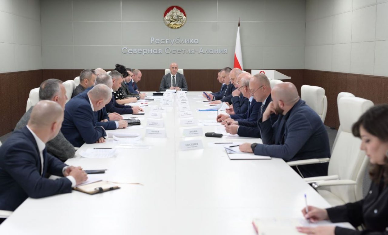 Георгий Атаров провёл совещание по развитию ЖКХ, благоустройства и здравоохранения в районах республики