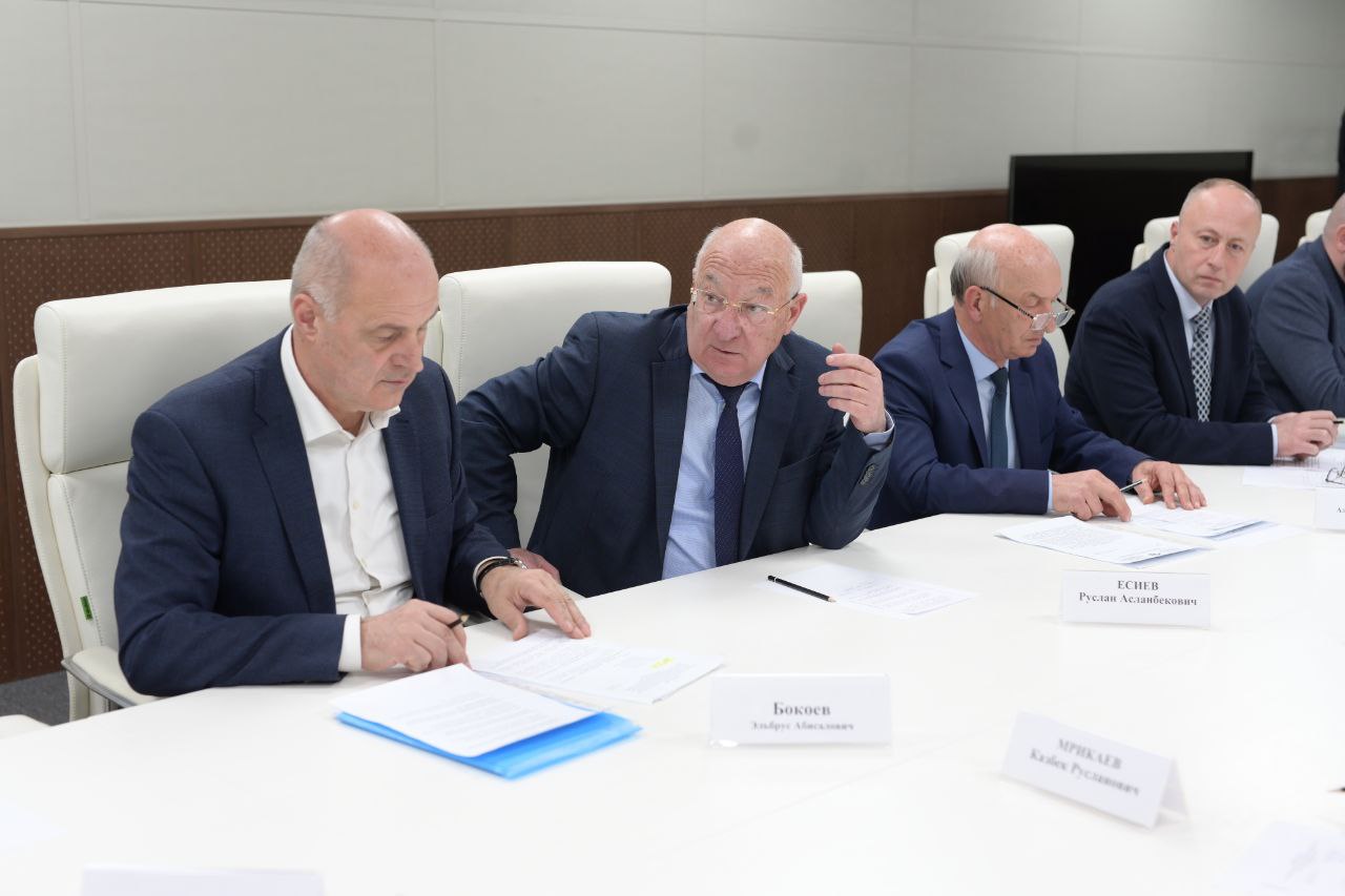 Провел расширенное совещание c главами районов Провел расширенное совещание c главами районов