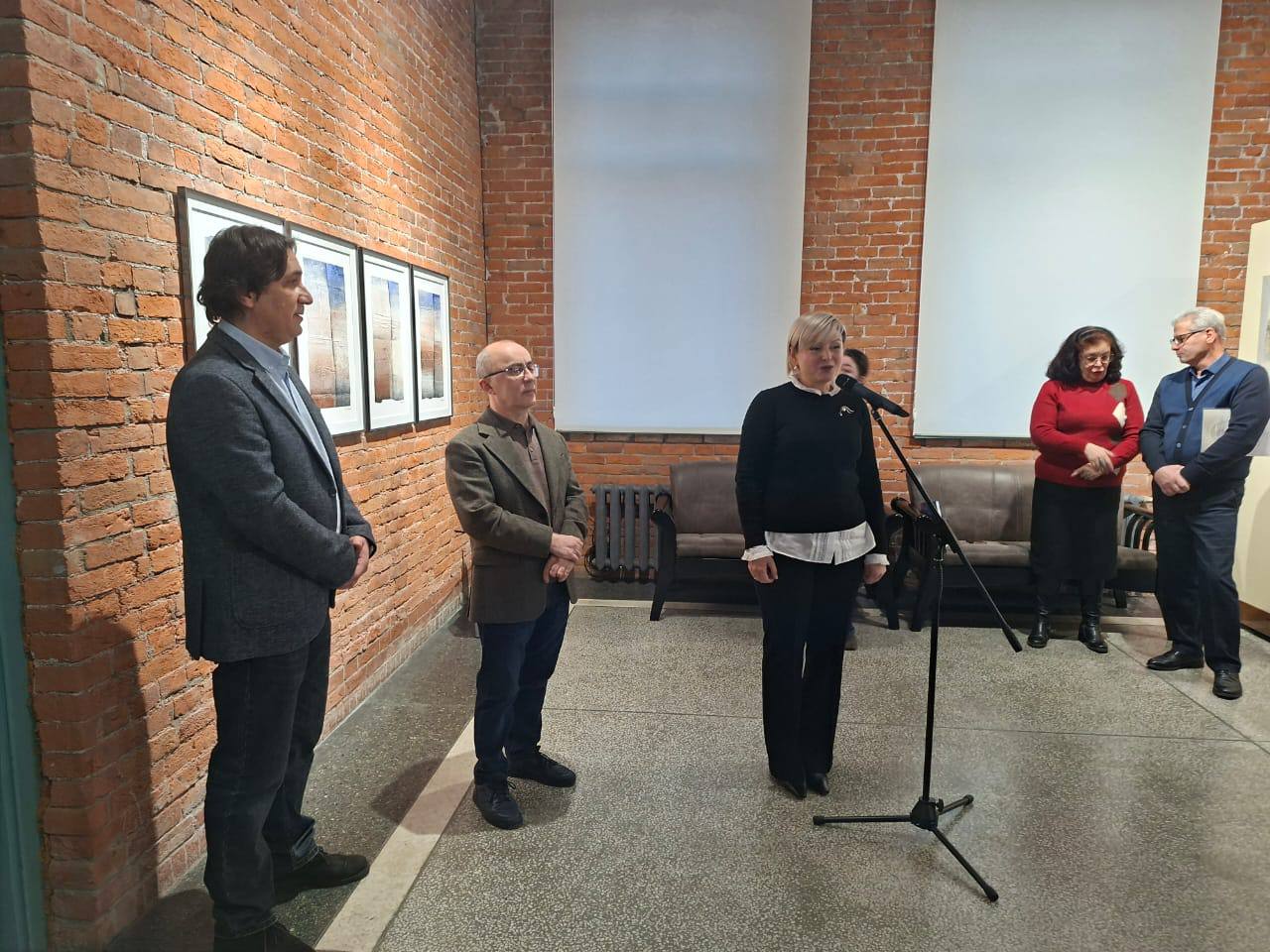 В Национальном музее РСО-А открылась выставка работ народного художника Осетии Ахсара Есенова В Национальном музее РСО-А открылась выставка работ народного художника Осетии Ахсара Есенова