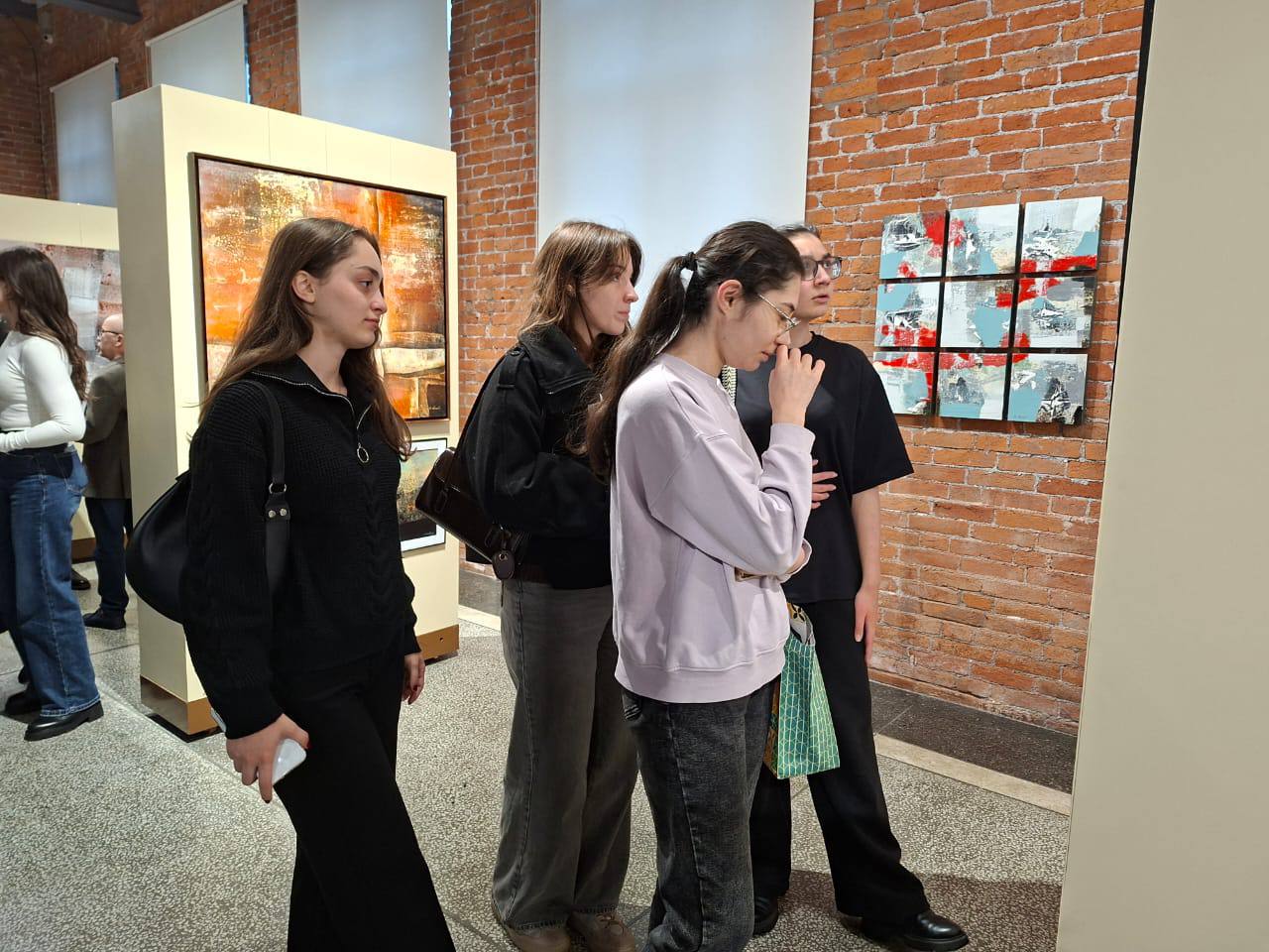 В Национальном музее РСО-А открылась выставка работ народного художника Осетии Ахсара Есенова В Национальном музее РСО-А открылась выставка работ народного художника Осетии Ахсара Есенова