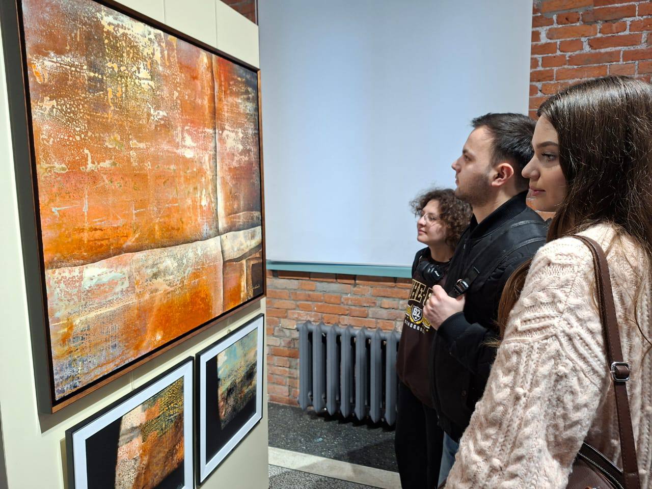 В Национальном музее РСО-А открылась выставка работ народного художника Осетии Ахсара Есенова В Национальном музее РСО-А открылась выставка работ народного художника Осетии Ахсара Есенова