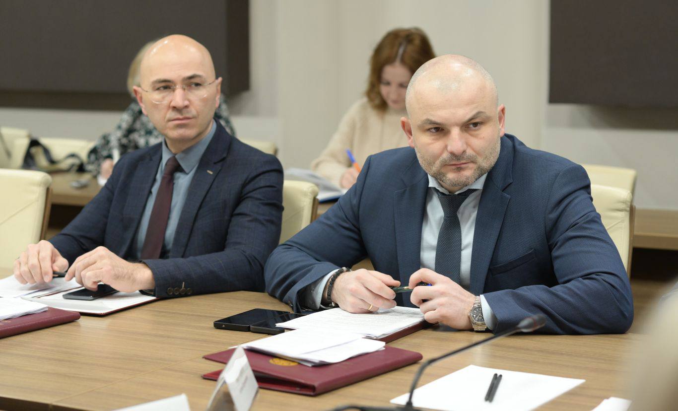 Председатель Правительства РСО – Алания Борис Джанаев провел заседание кабинета министров, на котором были рассмотрены более пятидесяти вопросов, касающихся социально-экономического развития республики и благополучия граждан Председатель Правительства РСО – Алания Борис Джанаев провел заседание кабинета министров, на котором были рассмотрены более пятидесяти вопросов, касающихся социально-экономического развития республики и благополучия граждан