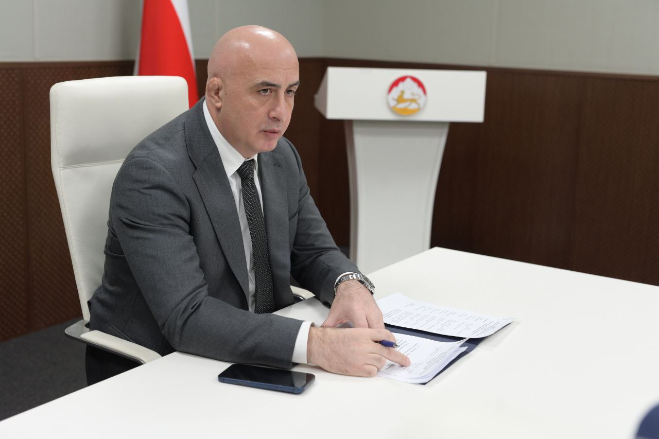 Провел расширенное совещание c главами районов