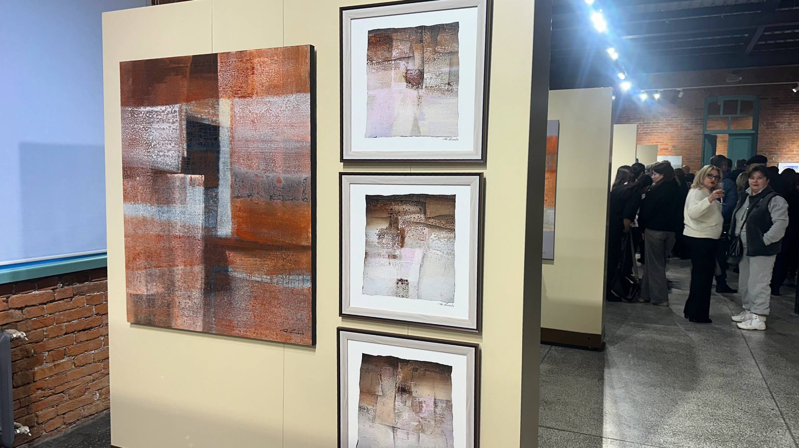 В Выставочном зале Национального музея РСО-Алания открыта выставка Ахсара Есенова «Рельефы тишины» В Выставочном зале Национального музея РСО-Алания открыта выставка Ахсара Есенова «Рельефы тишины»