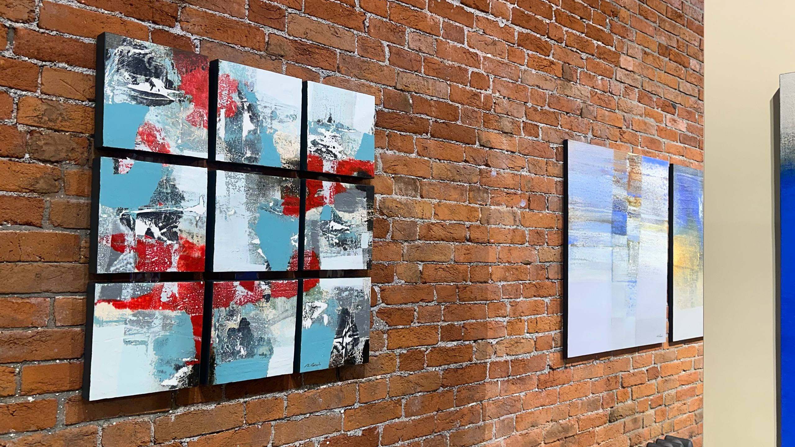 В Выставочном зале Национального музея РСО-Алания открыта выставка Ахсара Есенова «Рельефы тишины» В Выставочном зале Национального музея РСО-Алания открыта выставка Ахсара Есенова «Рельефы тишины»