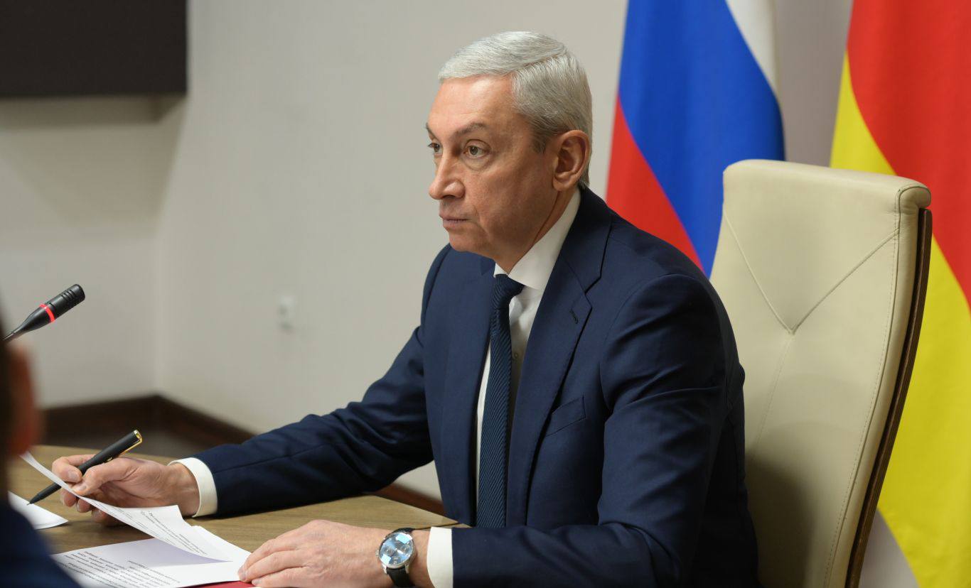 Председатель Правительства РСО – Алания Борис Джанаев провел заседание кабинета министров, на котором были рассмотрены более пятидесяти вопросов, касающихся социально-экономического развития республики и благополучия граждан Председатель Правительства РСО – Алания Борис Джанаев провел заседание кабинета министров, на котором были рассмотрены более пятидесяти вопросов, касающихся социально-экономического развития республики и благополучия граждан