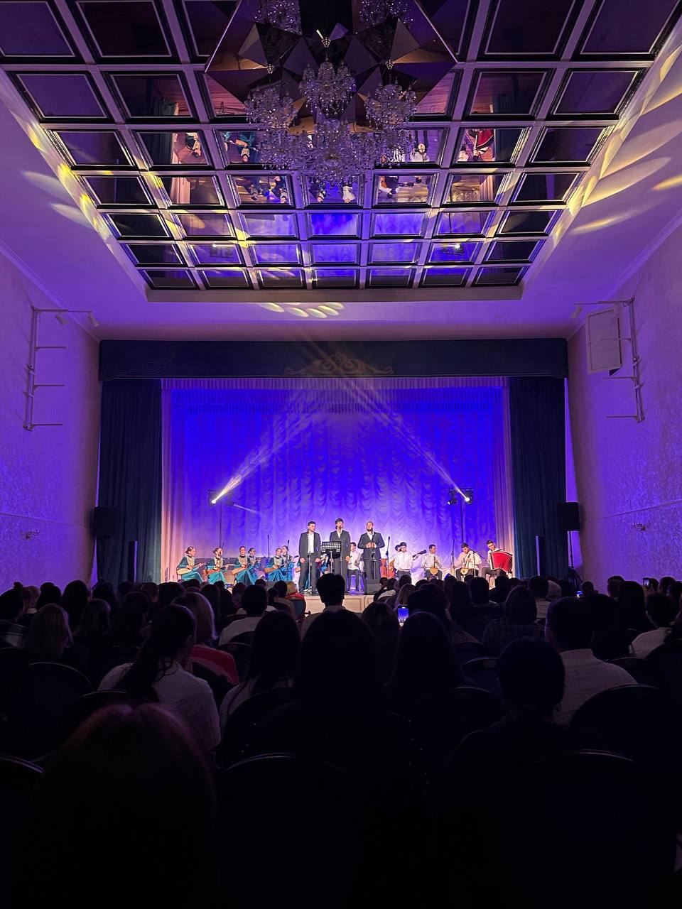 В стенах концертного зала Государственного оркестра народных инструментов имени Булата Газданова прошел концерт этнической музыки «Этно/Молодость»