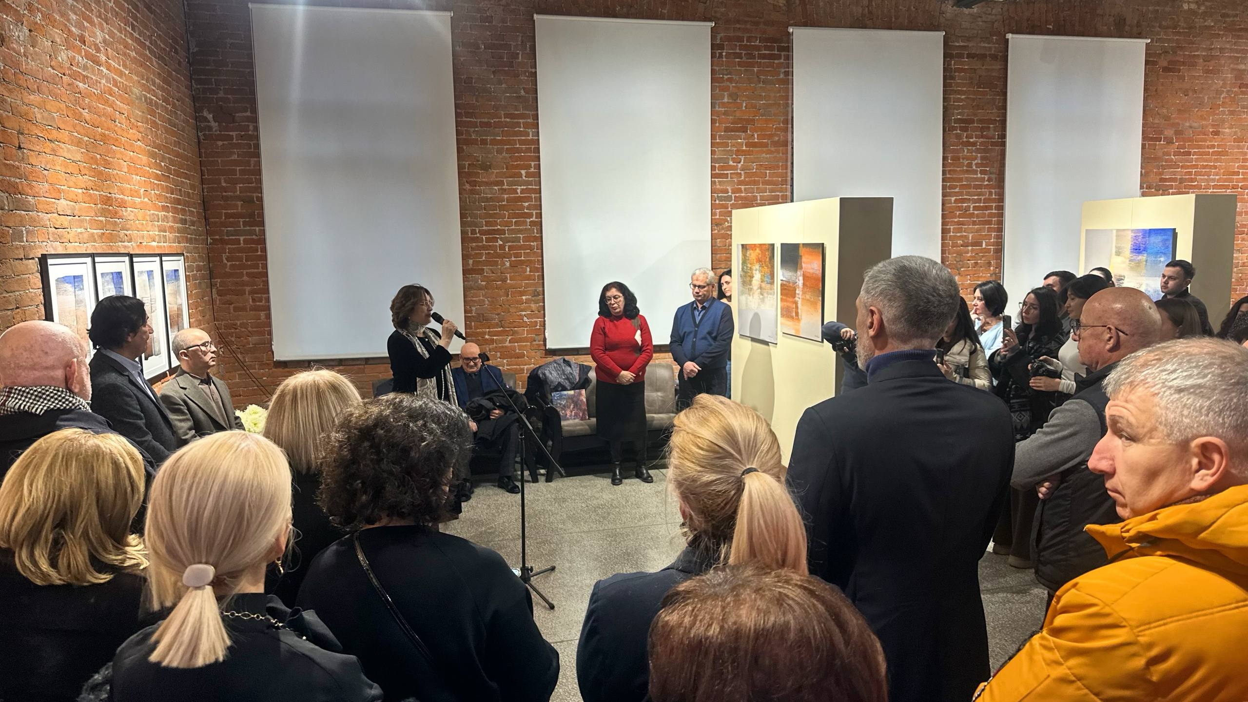 В Выставочном зале Национального музея РСО-Алания открыта выставка Ахсара Есенова «Рельефы тишины» В Выставочном зале Национального музея РСО-Алания открыта выставка Ахсара Есенова «Рельефы тишины»