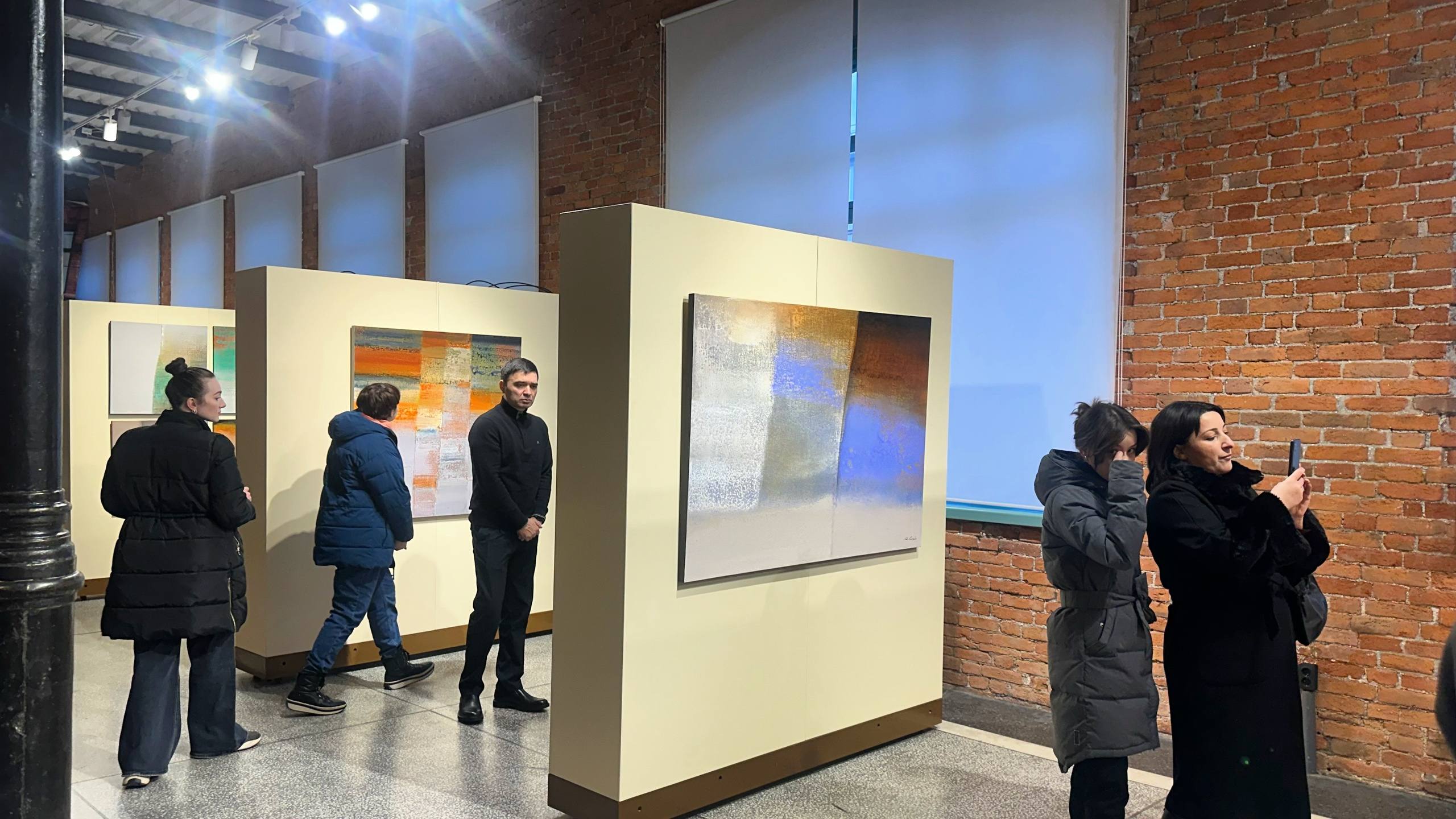 В Выставочном зале Национального музея РСО-Алания открыта выставка Ахсара Есенова «Рельефы тишины» В Выставочном зале Национального музея РСО-Алания открыта выставка Ахсара Есенова «Рельефы тишины»