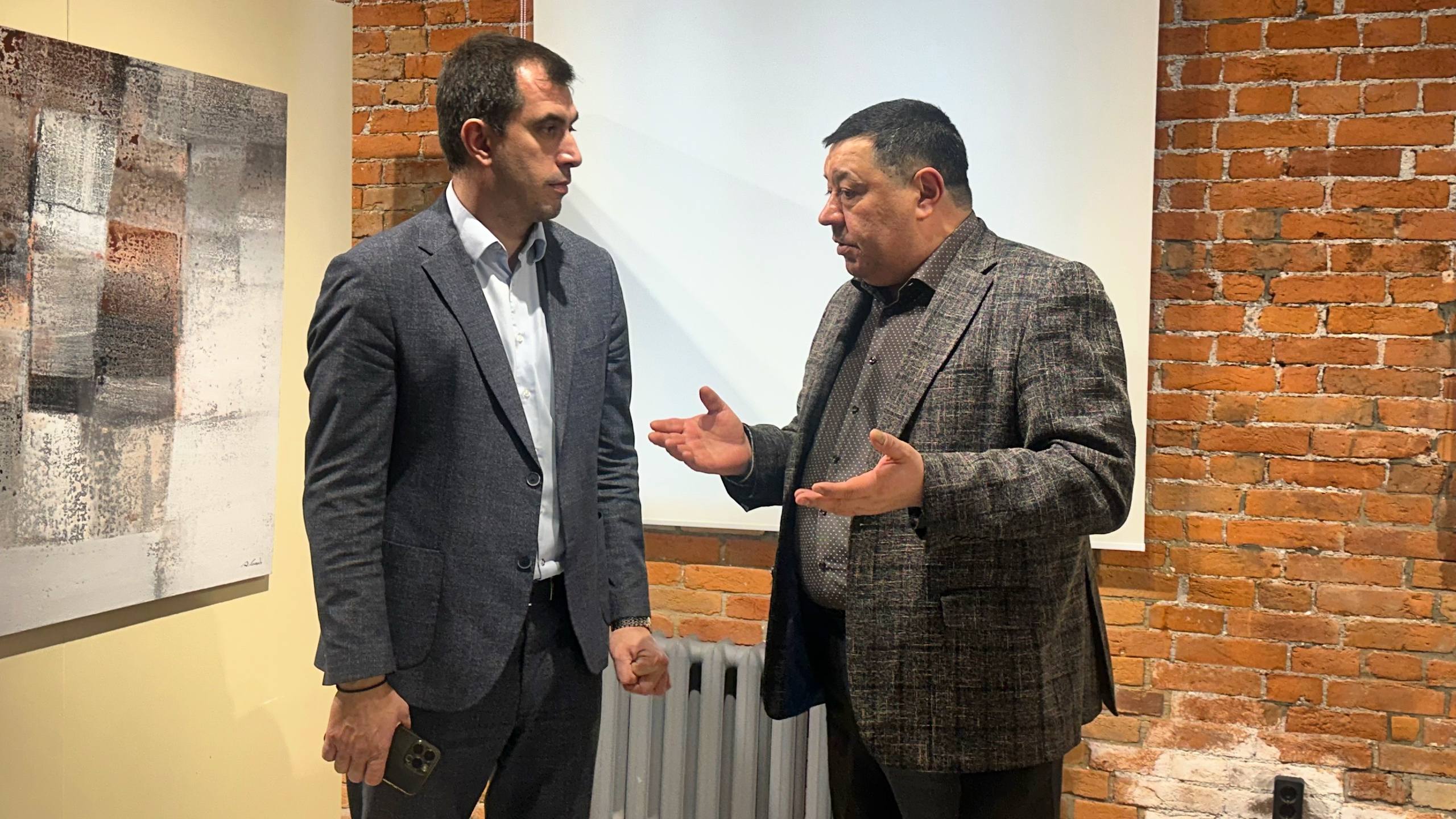 В Выставочном зале Национального музея РСО-Алания открыта выставка Ахсара Есенова «Рельефы тишины» В Выставочном зале Национального музея РСО-Алания открыта выставка Ахсара Есенова «Рельефы тишины»