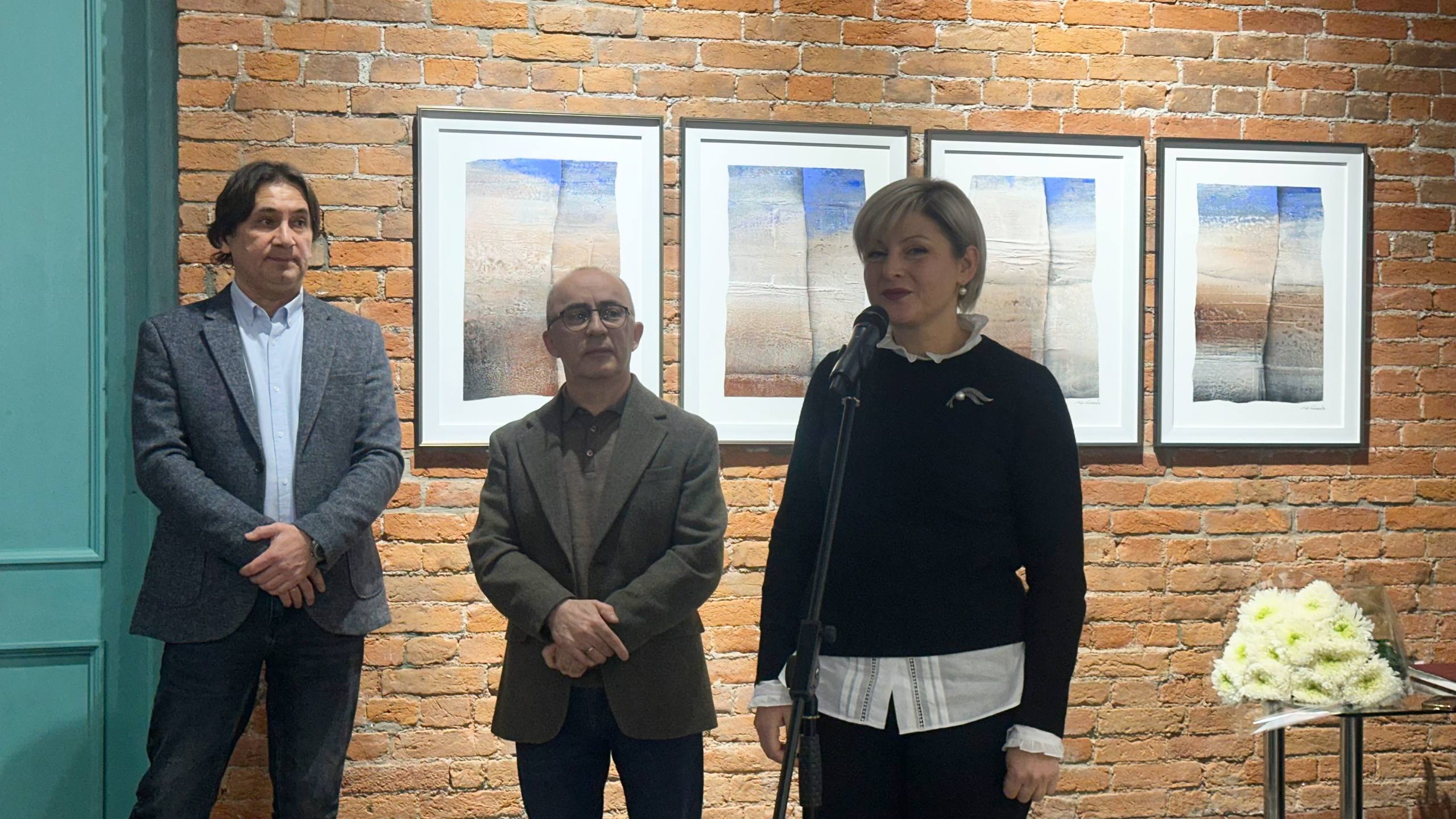 В Выставочном зале Национального музея РСО-Алания открыта выставка Ахсара Есенова «Рельефы тишины» В Выставочном зале Национального музея РСО-Алания открыта выставка Ахсара Есенова «Рельефы тишины»