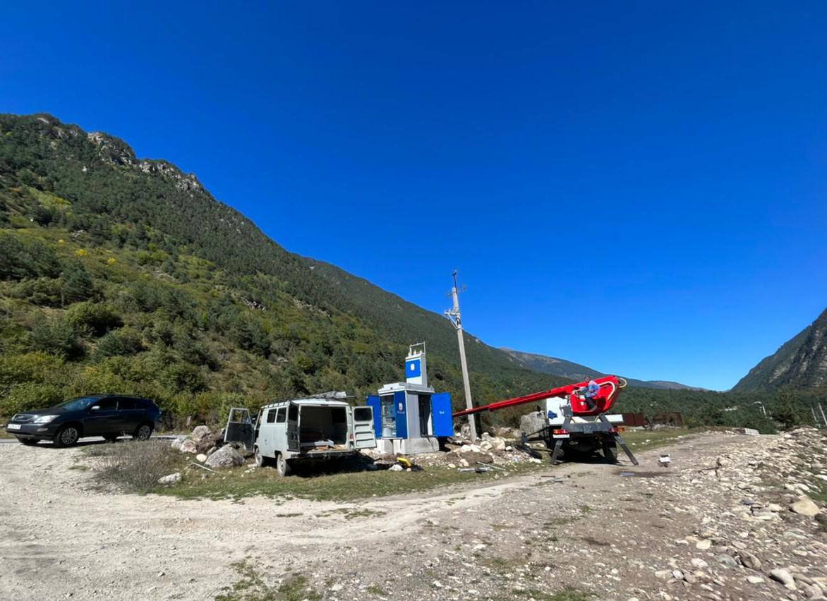 Специалисты филиала «Россети Северный Кавказ» – «Севкавказэнерго» ведут строительство электросетевой инфраструктуры в горной местности Ирафского района на высоте 1 800 метров