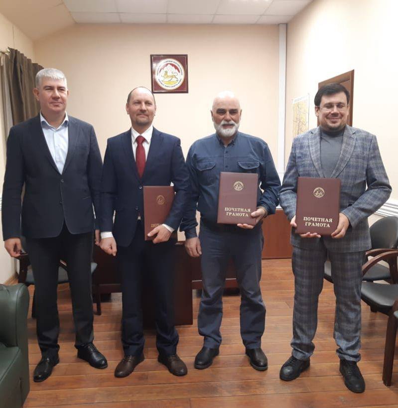 Представителей реставрационно-строительной компании СКИФОС-РСК Петра Павлова, Мухтара Байсонгурова и Руслана Зотова наградили почетными грамотами главы республики «За достигнутые трудовые успехи»