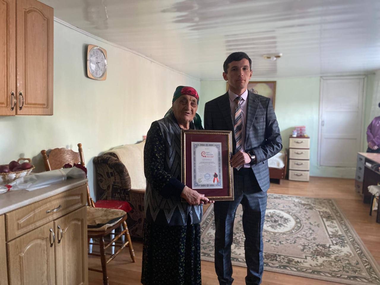 В Сурх- Дигоре сегодня вручили долгожителям села сертификаты Книги рекордов России и единовременные выплаты от главы республики В Сурх- Дигоре сегодня вручили долгожителям села сертификаты Книги рекордов России и единовременные выплаты от главы республики