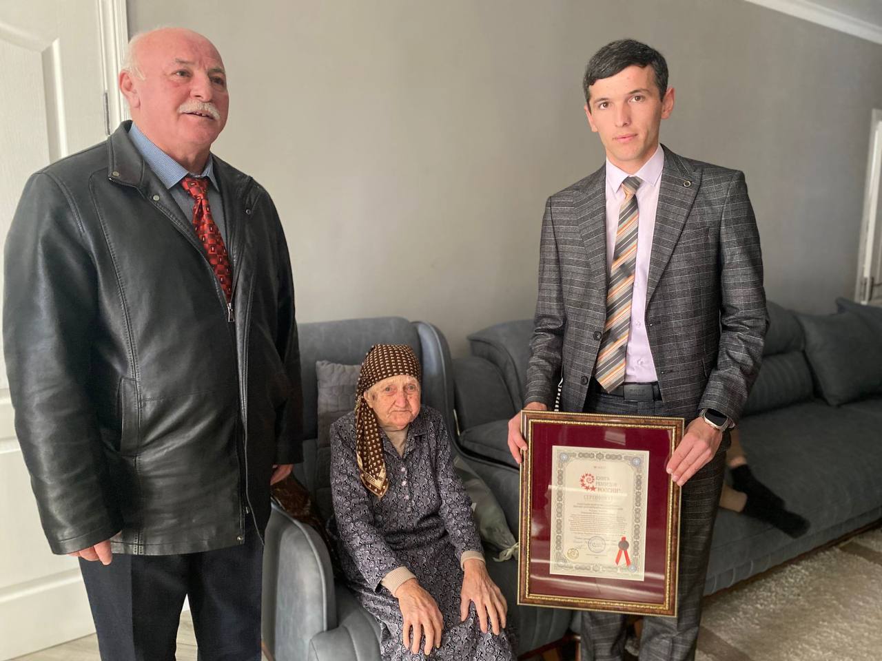 В Сурх- Дигоре сегодня вручили долгожителям села сертификаты Книги рекордов России и единовременные выплаты от главы республики В Сурх- Дигоре сегодня вручили долгожителям села сертификаты Книги рекордов России и единовременные выплаты от главы республики