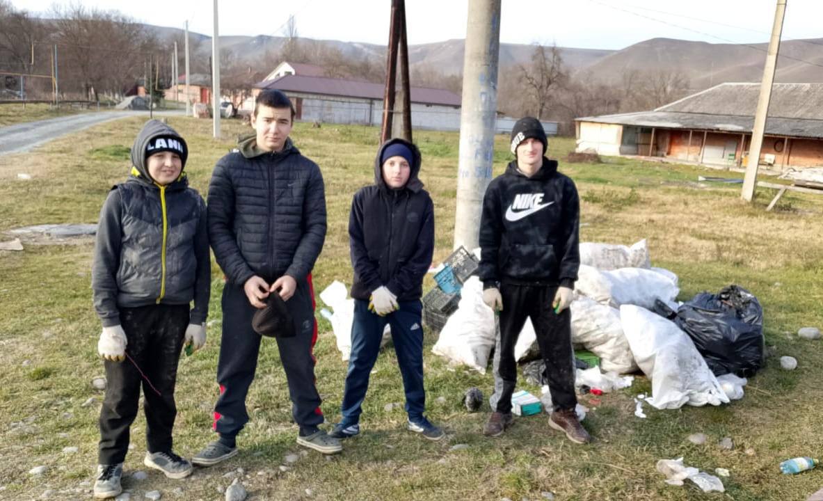 Дети и подростки провели субботник в селении Карджин