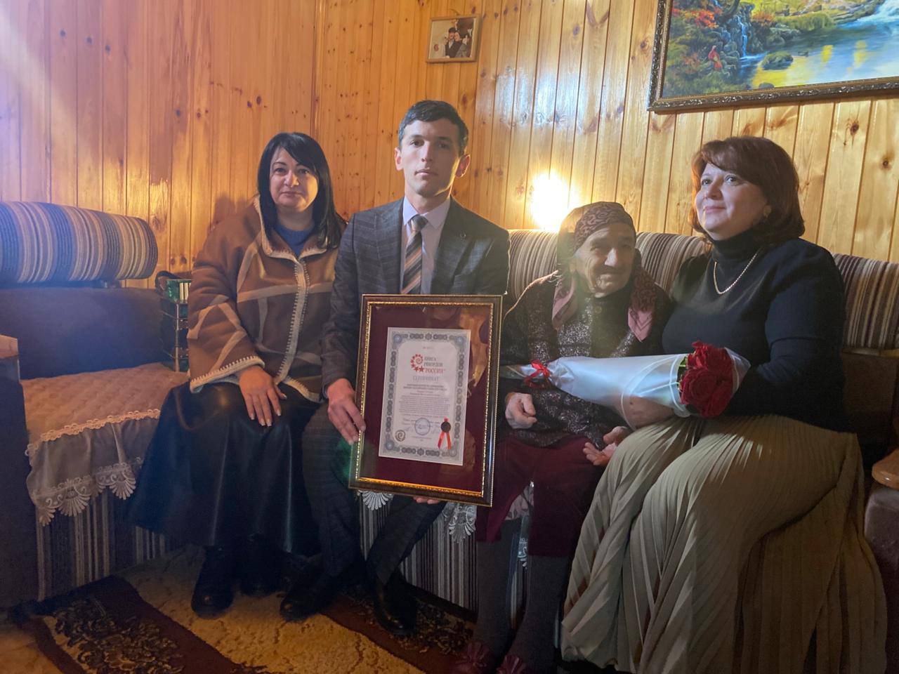 В Сурх- Дигоре сегодня вручили долгожителям села сертификаты Книги рекордов России и единовременные выплаты от главы республики В Сурх- Дигоре сегодня вручили долгожителям села сертификаты Книги рекордов России и единовременные выплаты от главы республики