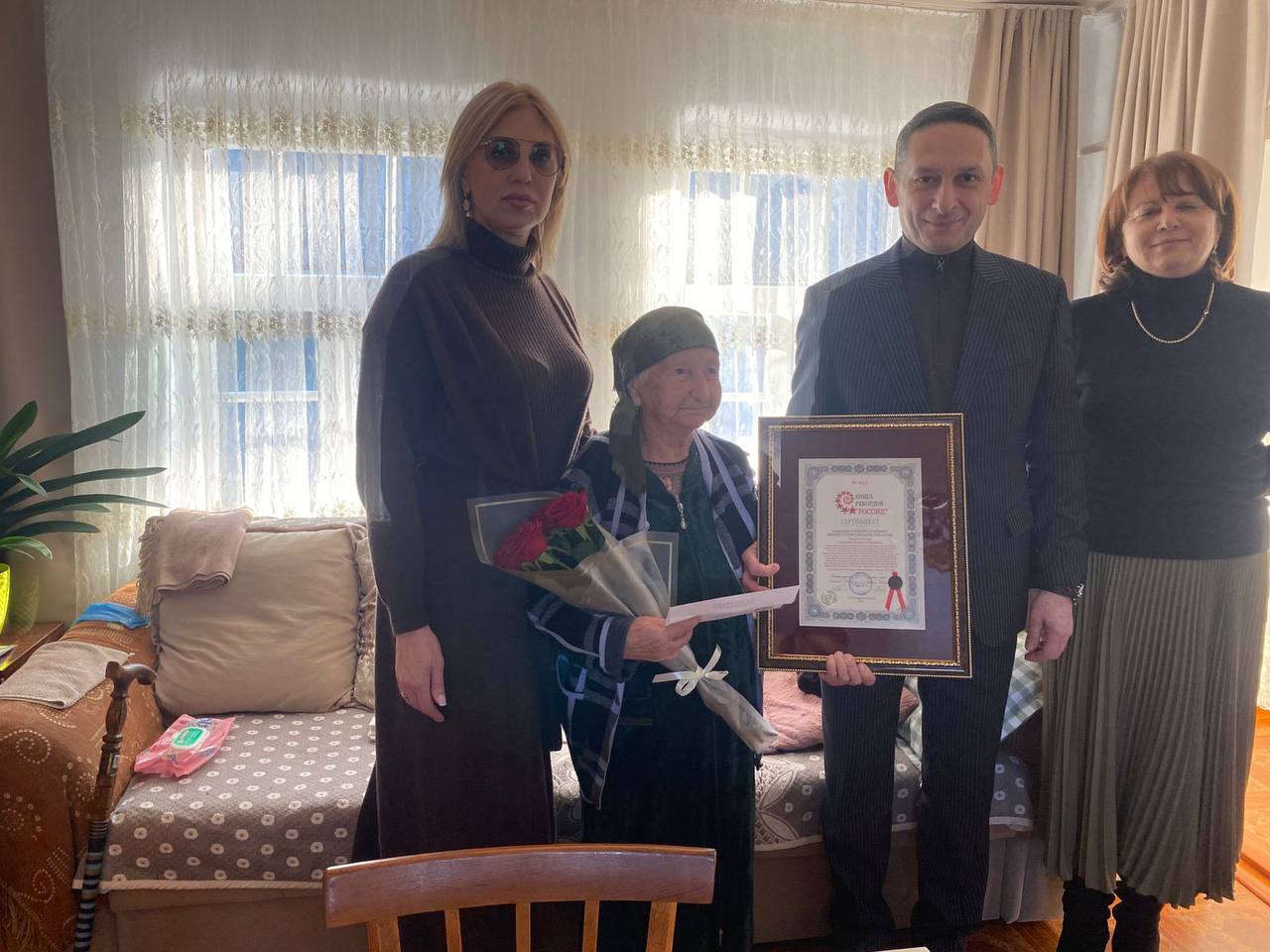 В Сурх- Дигоре сегодня вручили долгожителям села сертификаты Книги рекордов России и единовременные выплаты от главы республики В Сурх- Дигоре сегодня вручили долгожителям села сертификаты Книги рекордов России и единовременные выплаты от главы республики