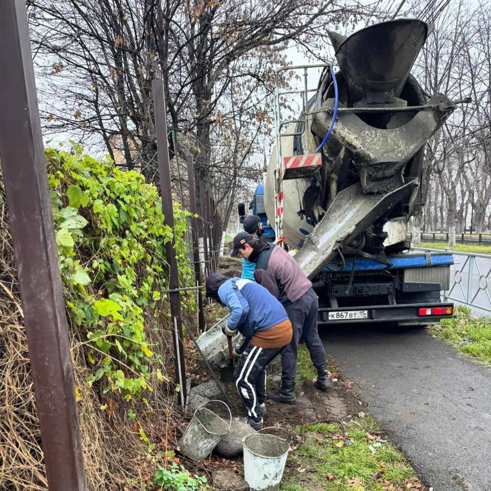 В детском саду №47 меняют ограждение В детском саду №47 меняют ограждение