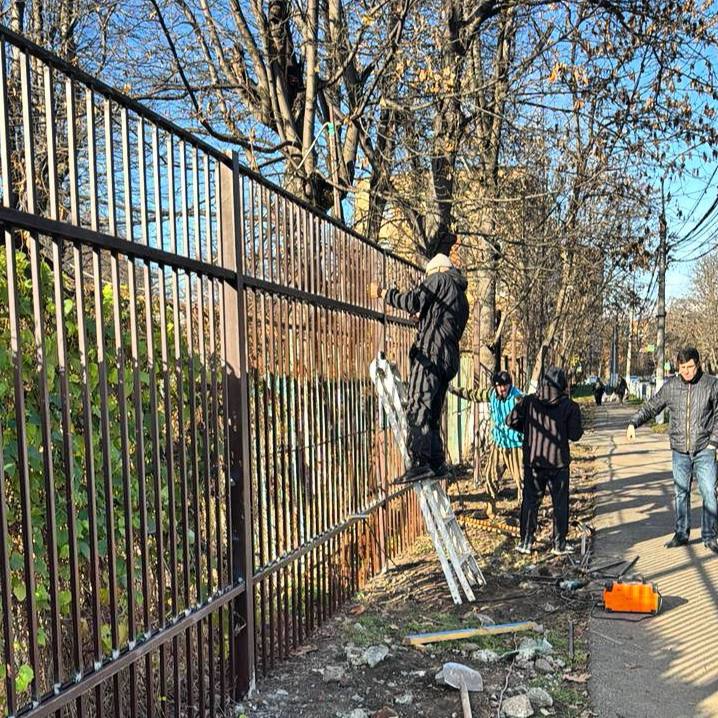 В детском саду №47 меняют ограждение В детском саду №47 меняют ограждение