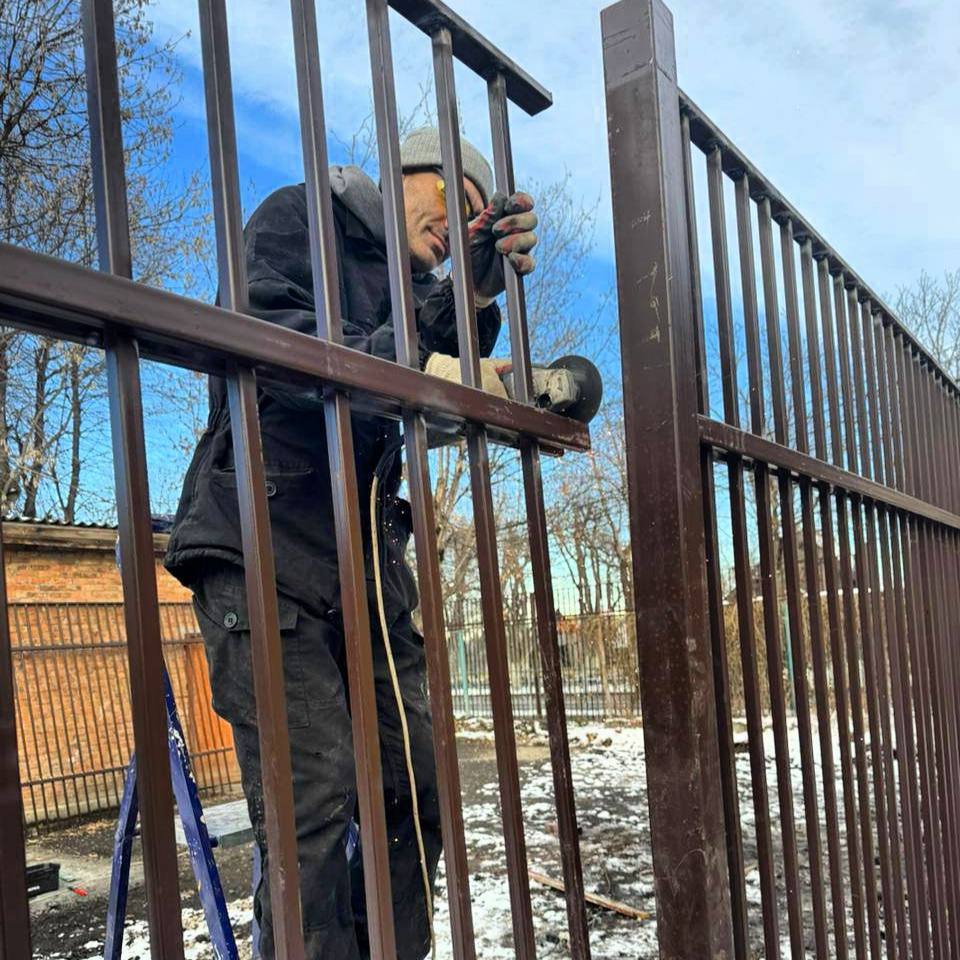 В детском саду №47 меняют ограждение В детском саду №47 меняют ограждение