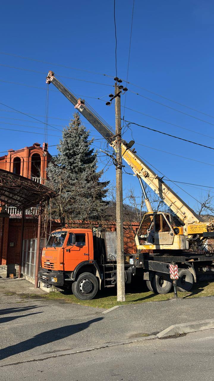 Главная ёлка Владикавказа уже готовится занять свое почетное место Главная ёлка Владикавказа уже готовится занять свое почетное место