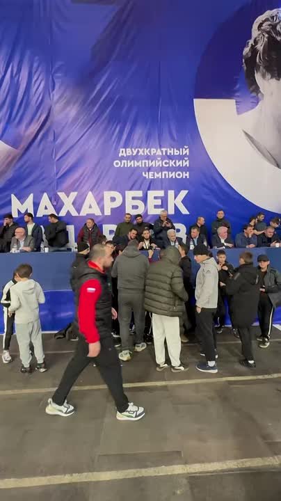 Юные болельщики окружили топового бойца UFC Ислама Махачева в «Манеже»