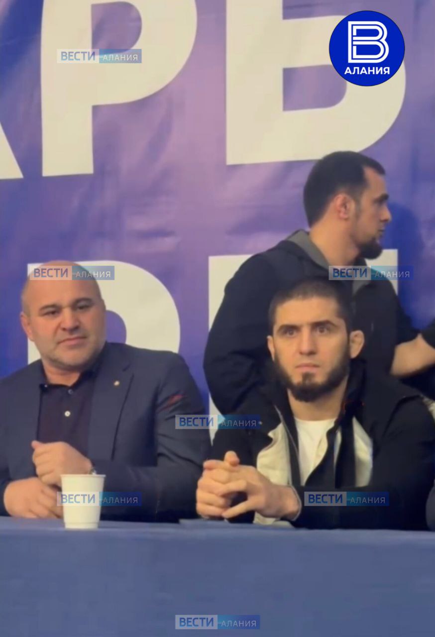 Известный боец UFC Ислам Махачев приехал на матчевую встречу сборных Осетии и Дагестана по вольной борьбе