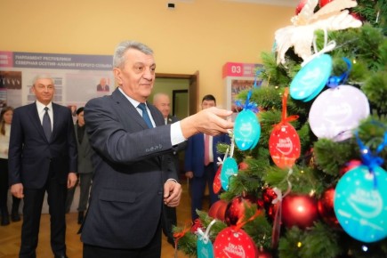 Глава РСО – Алания Сергей Меняйло дал старт ежегодной Всероссийской акции «Елка желаний»