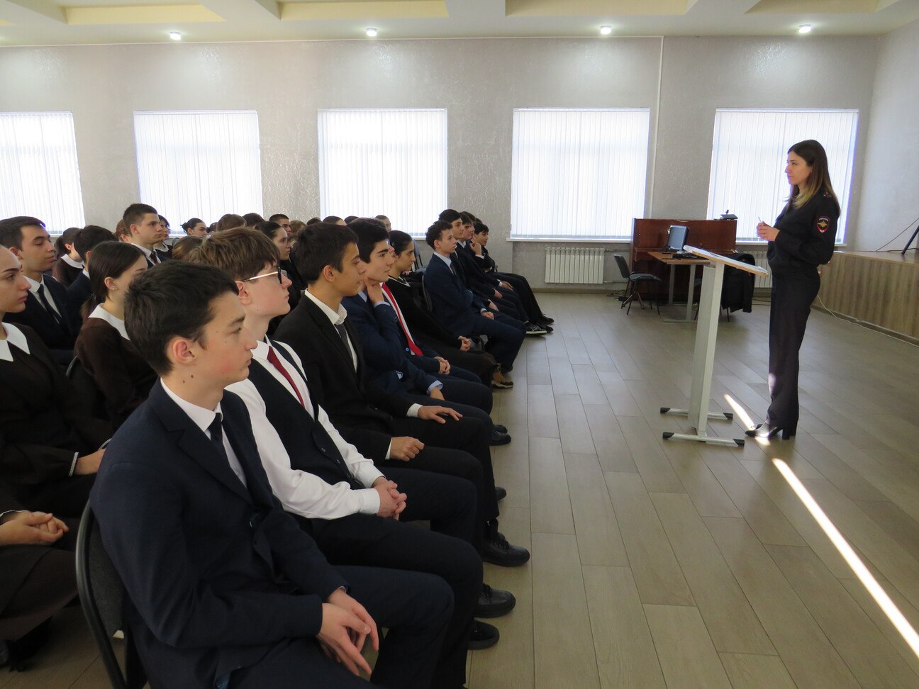 Профилактическая беседа. Юрисконсульт правового отдела МВД по РСО-А старший лейтенант внутренней службы Тамара Хубаева провела профилактическое мероприятие с учениками 8–11 классов средней общеобразовательной школы №38
