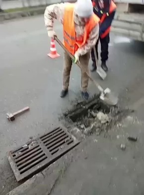 На Гизельском шоссе очистили более 10 ливневок