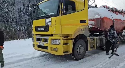 За сутки сотрудники МЧС РЮО 12 раз помогали водителям большегрузов, выехавшим на Транскам до введения запрета на проезд