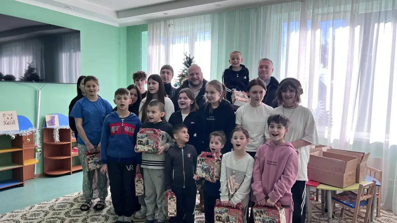 Ветераны СВО преподнесли подарки детям центра «Доброе сердце»