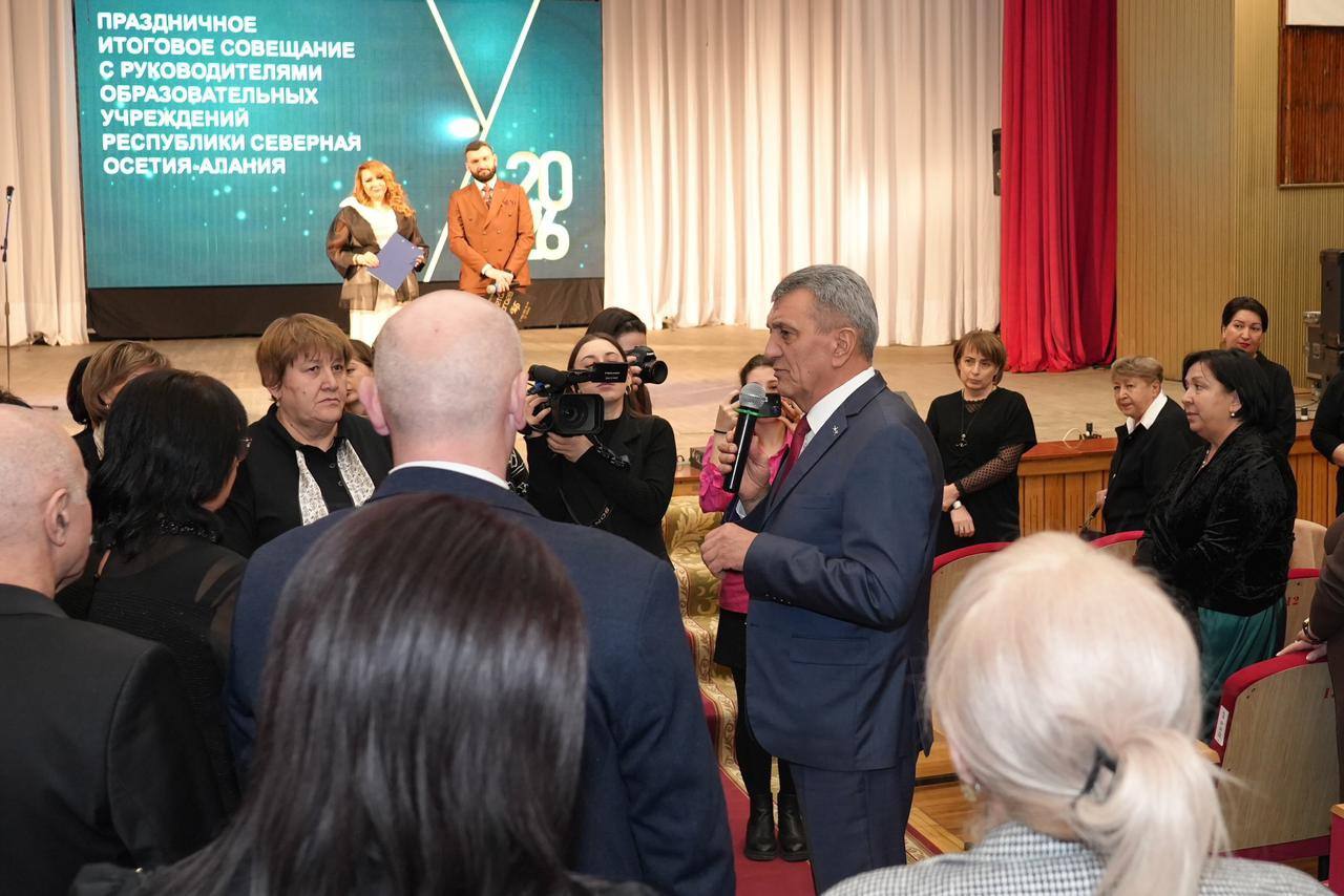 Сергей Меняйло: Сегодняшний день получился насыщенным и по-настоящему тёплым: принял участие во встрече с руководителями образовательных организаций Северной Осетии и поздравил педагогическое сообщество наступающим Новым...