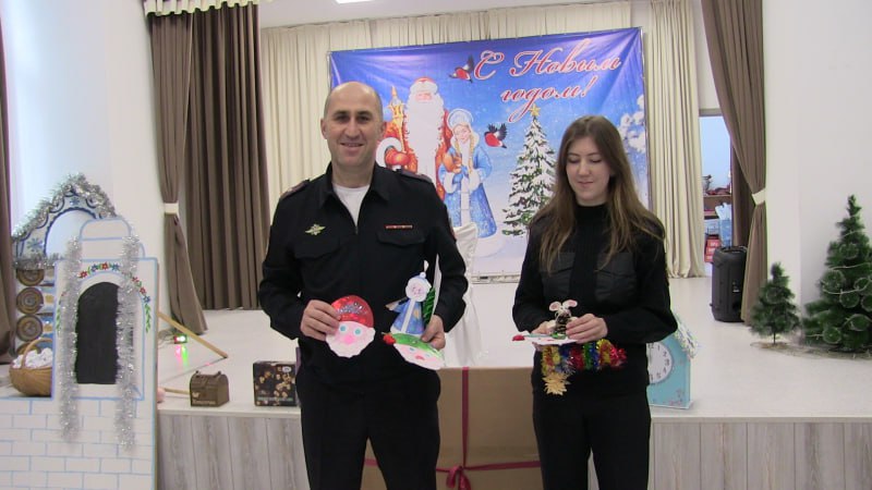 В Северной Осетии полицейские Моздокского района совместно с Общественным советом при ОМВД присоединились к Всероссийской акции МВД России «Полицейский Дед Мороз» В Северной Осетии полицейские Моздокского района совместно с Общественным советом при ОМВД присоединились к Всероссийской акции МВД России «Полицейский Дед Мороз»