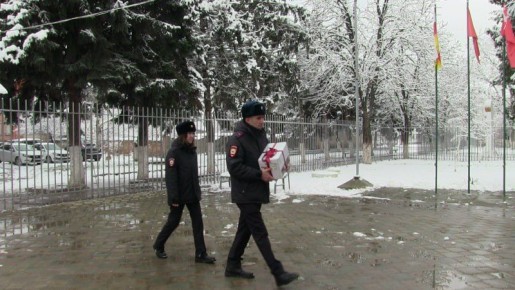 В Северной Осетии полицейские Моздокского района совместно с Общественным советом при ОМВД присоединились к Всероссийской акции МВД России «Полицейский Дед Мороз»