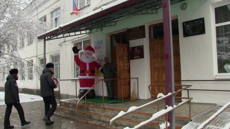 В Северной Осетии полицейские Моздокского района совместно с Общественным советом при ОМВД присоединились к Всероссийской акции МВД России «Полицейский Дед Мороз» В Северной Осетии полицейские Моздокского района совместно с Общественным советом при ОМВД присоединились к Всероссийской акции МВД России «Полицейский Дед Мороз»