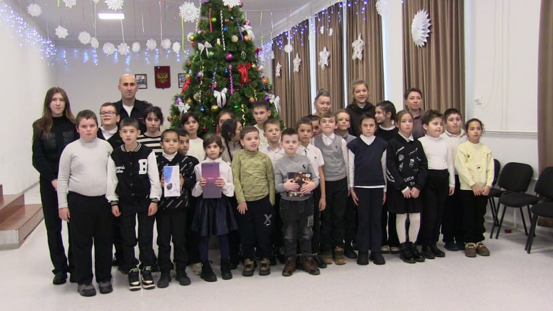 В Северной Осетии полицейские Моздокского района совместно с Общественным советом при ОМВД присоединились к Всероссийской акции МВД России «Полицейский Дед Мороз» В Северной Осетии полицейские Моздокского района совместно с Общественным советом при ОМВД присоединились к Всероссийской акции МВД России «Полицейский Дед Мороз»