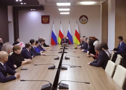 Председатель Правительства РСО – Алания Борис Джанаев вручил благодарности руководителя Администрации Президента РФ, председателя Организационного комитета по подготовке и проведению празднования 80-й годовщины Победы в...