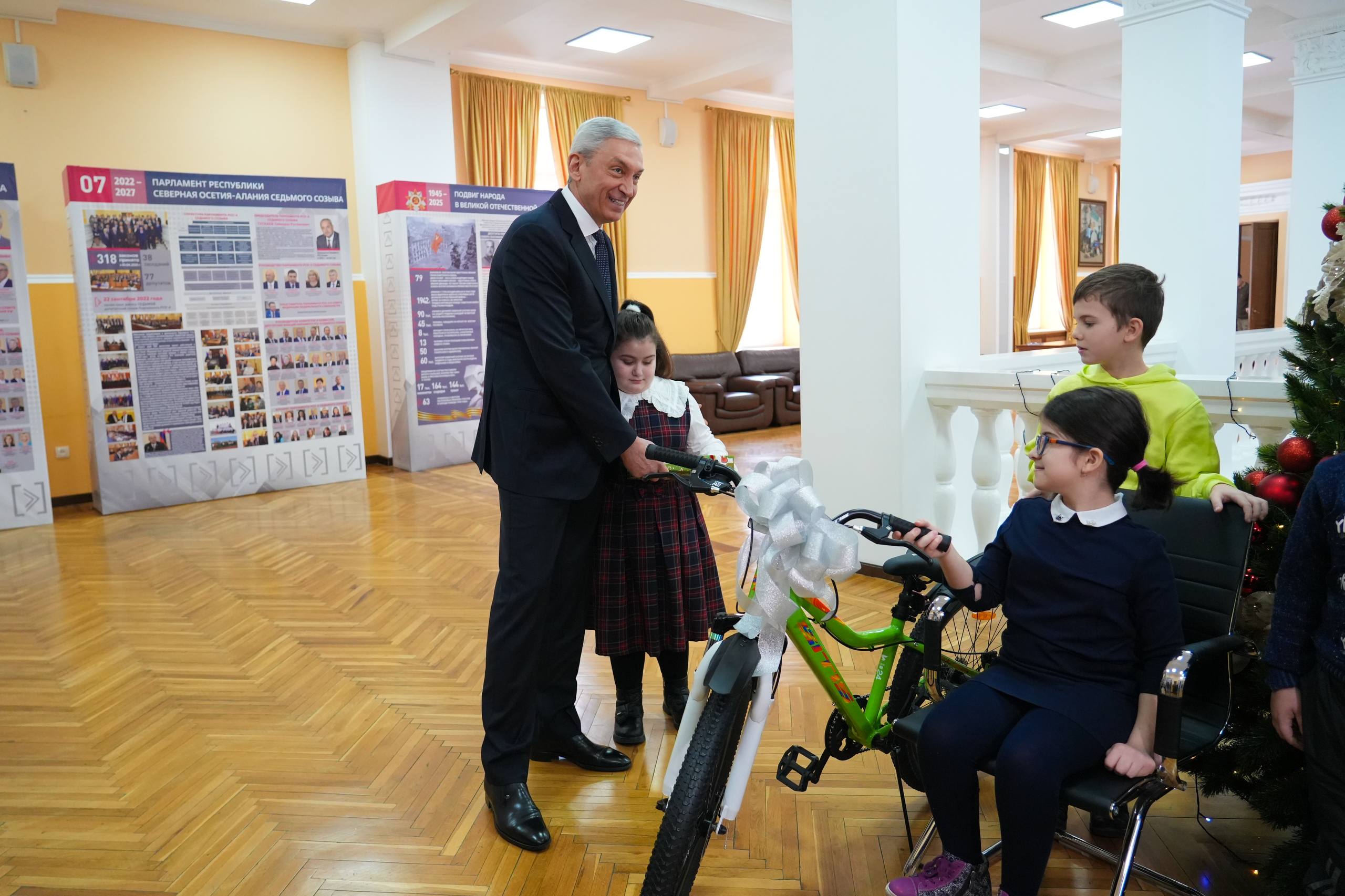 Председатель Правительства РСО – Алания Борис Джанаев исполнил мечты пяти детей в рамках акции «Елка желаний» Председатель Правительства РСО – Алания Борис Джанаев исполнил мечты пяти детей в рамках акции «Елка желаний»