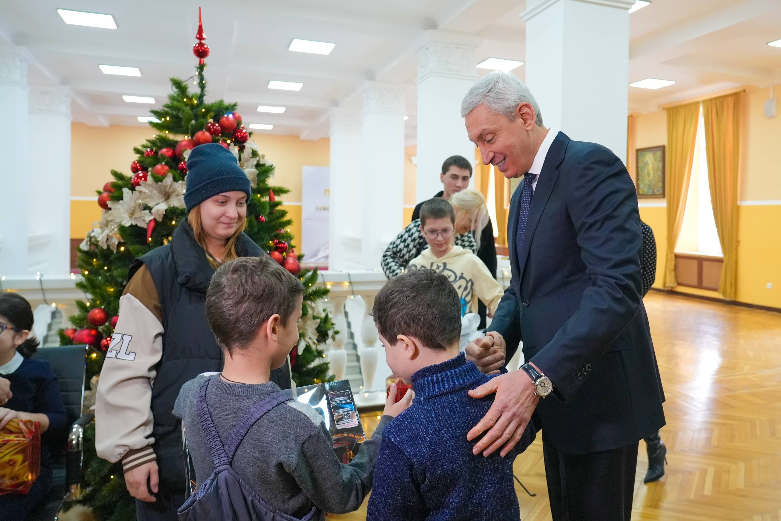 Председатель Правительства РСО – Алания Борис Джанаев исполнил мечты пяти детей в рамках акции «Елка желаний»