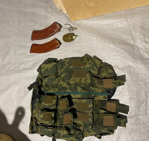 В Северной Осетии полицейские Правобережного района задержали местного жителя, который 33 года хранил дома автомат, магазины к нему и гранату с взрывателем В Северной Осетии полицейские Правобережного района задержали местного жителя, который 33 года хранил дома автомат, магазины к нему и гранату с взрывателем