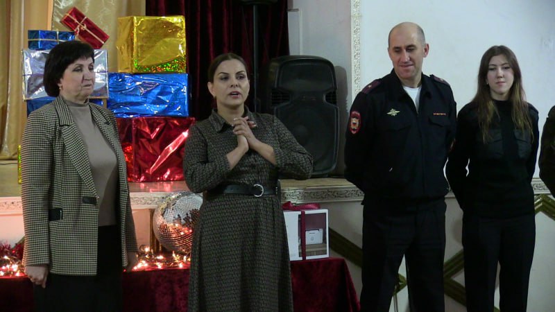 В Северной Осетии полицейские Моздокского района совместно с Общественным советом при ОМВД присоединились к Всероссийской акции МВД России «Полицейский Дед Мороз» В Северной Осетии полицейские Моздокского района совместно с Общественным советом при ОМВД присоединились к Всероссийской акции МВД России «Полицейский Дед Мороз»