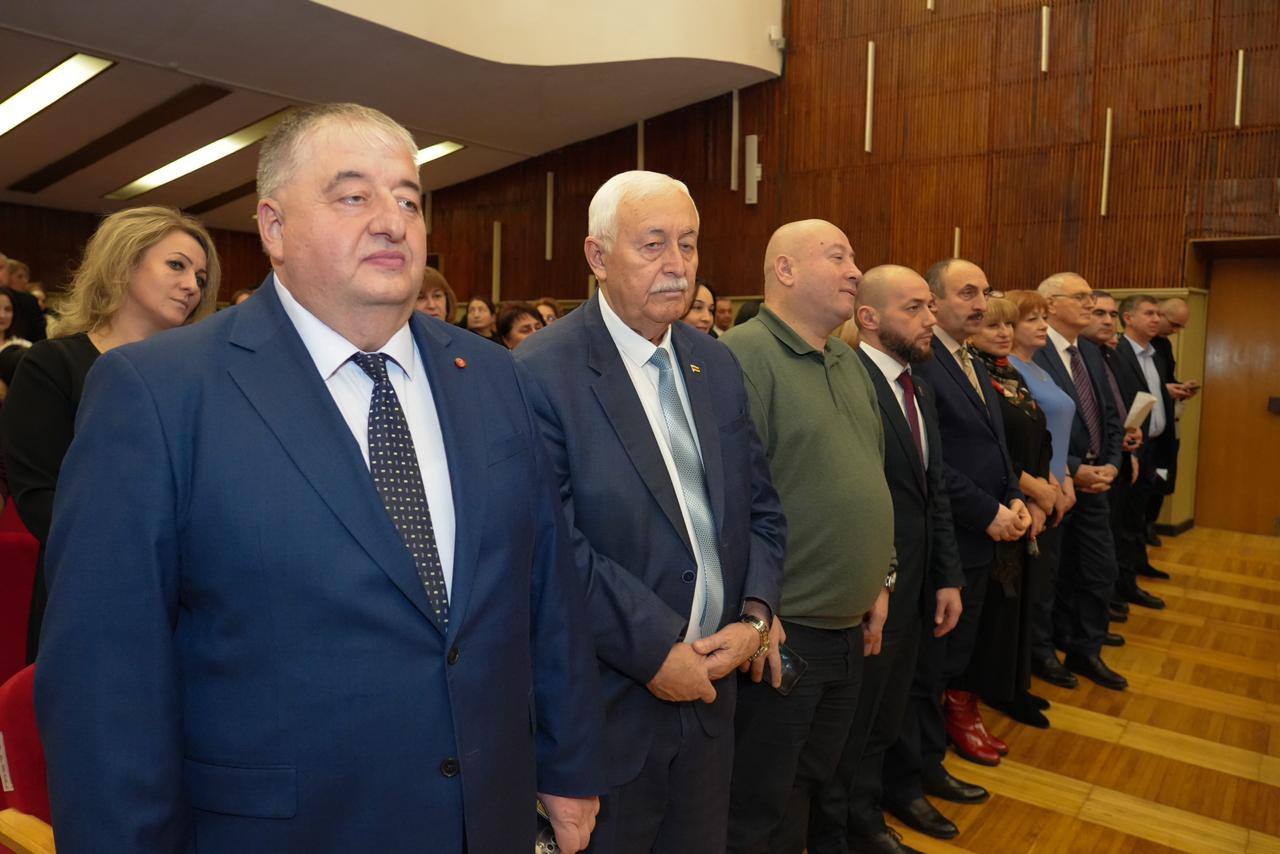 Сергей Меняйло: Сегодняшний день получился насыщенным и по-настоящему тёплым: принял участие во встрече с руководителями образовательных организаций Северной Осетии и поздравил педагогическое сообщество наступающим Новым... Сергей Меняйло: Сегодняшний день получился насыщенным и по-настоящему тёплым: принял участие во встрече с руководителями образовательных организаций Северной Осетии и поздравил педагогическое сообщество наступающим Новым...